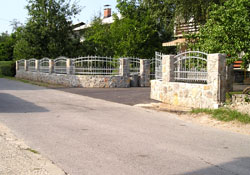 Dvoriščna vrata